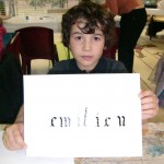 Enfant montrant son prénom en calligraphie